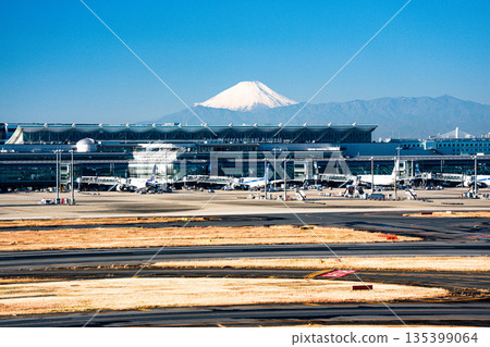 從羽田機場看到的富士山 135399064