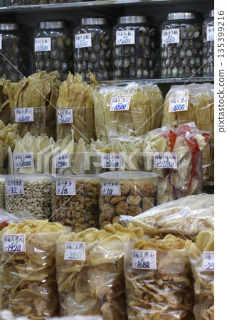 High-quality food sold at a luxury dry food store in West Deoksheng Road, Hong Kong. There are many dry foods that do not know what they are used for 135399216