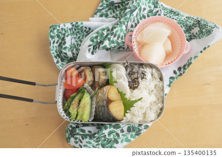 烤魚五彩蔬菜日式便當（什錦飯） 135400135