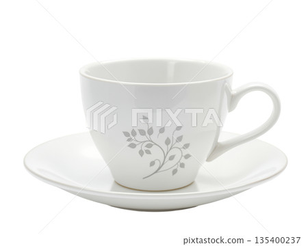 優雅的白色茶杯，飾有精緻的葉子圖案 135400237