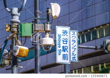 日本東京的城市景觀，包括澀谷十字路口和澀谷車站前的監視器畫面。 135400671