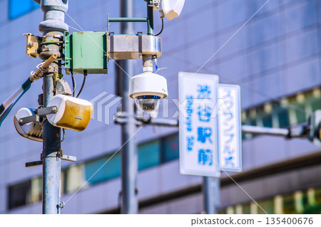 日本東京城市景觀：澀谷車站與澀谷十字路口前的監視器畫面 135400676