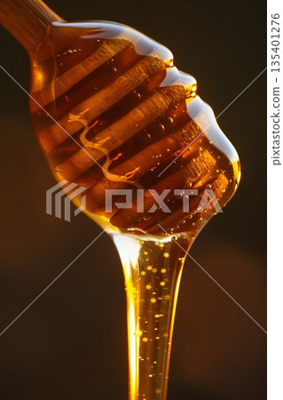 融化的蜂蜜滴 融化的蜂蜜滴 135401276