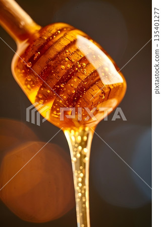 融化的蜂蜜滴 融化的蜂蜜滴 135401277