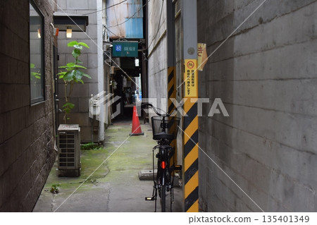 在日本的小巷後面 135401349