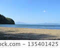 漂浮在湖面上的山 135401425