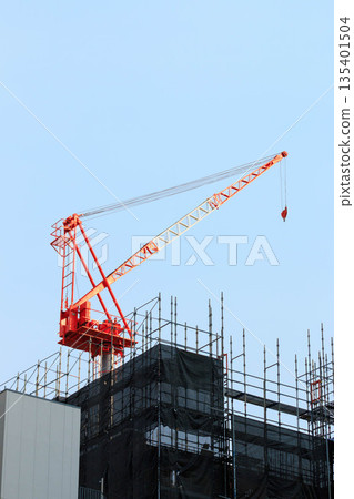 建築施工現場起重機 建築施工現場起重機 135401504