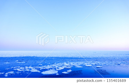 Drift ice ashore at dawn near Cape Notoro in Abashiri, Hokkaido 135401689