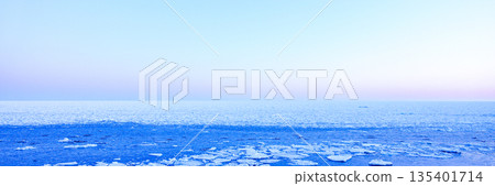 Drift ice ashore at dawn near Cape Notoro in Abashiri, Hokkaido 135401714