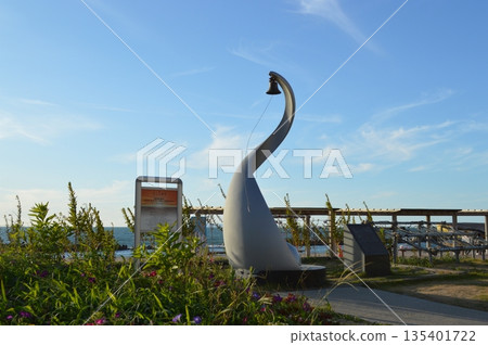 公園裡的紀念碑，可欣賞海景 135401722