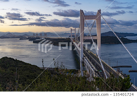 清晨從鷲羽山眺望瀨戶大橋 135401724