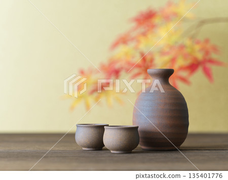 清酒圖片：清酒瓶和choko套裝，紅葉 135401776