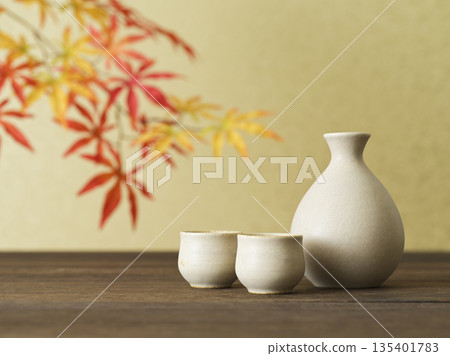 清酒圖片：清酒瓶和choko套裝，紅葉 135401783