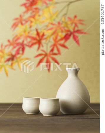 清酒圖片：清酒瓶和choko套裝，紅葉 135401787