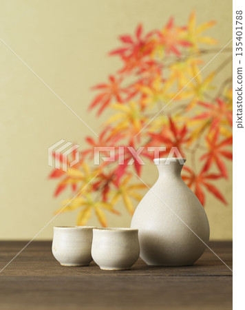 清酒圖片:清酒瓶和choko套裝,紅葉 清酒圖片:清酒瓶和choko套裝,紅葉 135401788