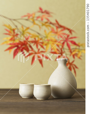 清酒圖片：清酒瓶和choko套裝，紅葉 135401790