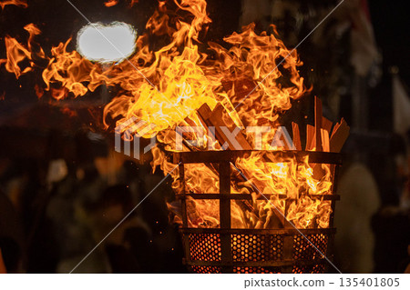 Bonfires at the Bird-Chasing Festival in Nakanojo Town, Gunma Prefecture 135401805