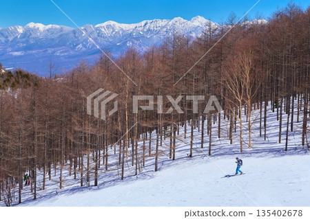 View of the snowy slopes to the northeast and the Yatsugatake mountain range from the middle of Mount Nyukasa in Fujimi Town, Nagano Prefecture in winter View of the snowy slopes to the northeast and the Yatsugatake mountain range from the middle of Mount Nyukasa in Fujimi Town, Nagano Prefecture in winter 135402678