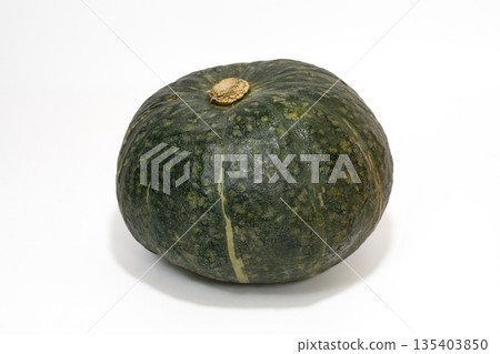 放在白色背景上的南瓜 135403850