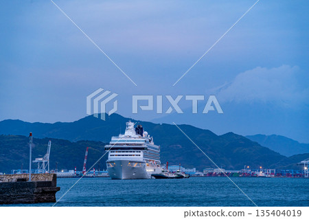 (Shizuoka Prefecture) The luxury cruise ship Asuka III arrives at Shimizu Port at dawn with Mount Fuji in the background. 135404019