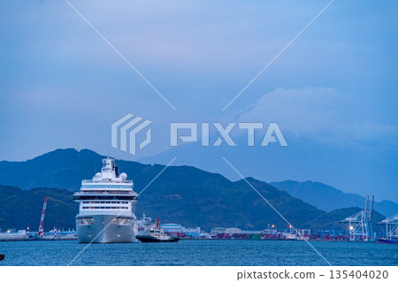 (Shizuoka Prefecture) The luxury cruise ship Asuka III arrives at Shimizu Port at dawn with Mount Fuji in the background. 135404020