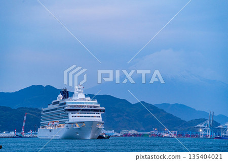 (Shizuoka Prefecture) The luxury cruise ship Asuka III arrives at Shimizu Port at dawn with Mount Fuji in the background. (Shizuoka Prefecture) The luxury cruise ship Asuka III arrives at Shimizu Port at dawn with Mount Fuji in the background. 135404021