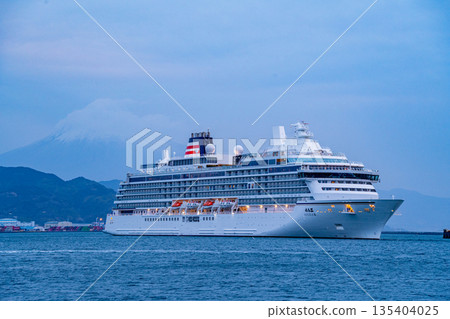 （靜岡縣）豪華遊輪飛鳥三號在黎明時分抵達清水港，富士山在背景中巍然聳立。 135404025