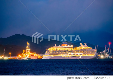 （靜岡縣）暮色降臨清水港，被拖船拖曳的飛鳥三號調轉船頭，而深海鑽井船地球號則停泊在港口。 135404422