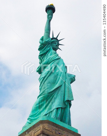 Statue of Liberty, Manhattan, New York, USA 135404490