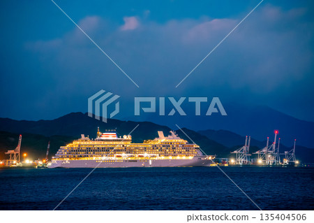 (靜岡縣)夜幕降臨,豪華遊輪「飛鳥三號」駛離清水港。 (靜岡縣)夜幕降臨,豪華遊輪「飛鳥三號」駛離清水港。 135404506