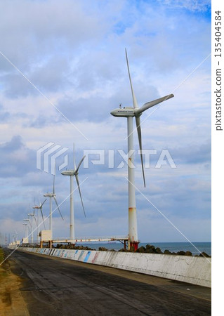 接收海風並產生能量…“風力發電廠” 接收海風並產生能量…“風力發電廠” 135404584
