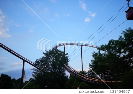 藍天下,遊樂園的雲霄飛車:一幅非凡的夏日景象 藍天下,遊樂園的雲霄飛車:一幅非凡的夏日景象 135404967