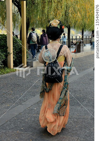 在著名景點進行角色扮演 在著名景點進行角色扮演 135404976