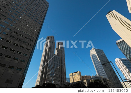 東京都政府第一大樓和其他摩天大樓在蔚藍的天空下巍然聳立。 135405050