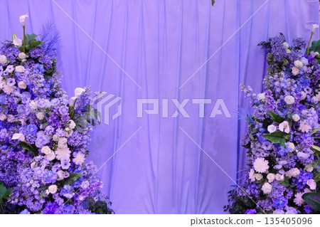 一個用紫色鮮花裝飾的拍照點。精美的裝飾提升了空間的美感。 一個用紫色鮮花裝飾的拍照點。精美的裝飾提升了空間的美感。 135405096