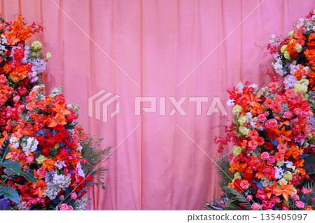 精美的花卉裝飾，以醒目的紅色和粉紅色花朵為主。背景材料 135405097