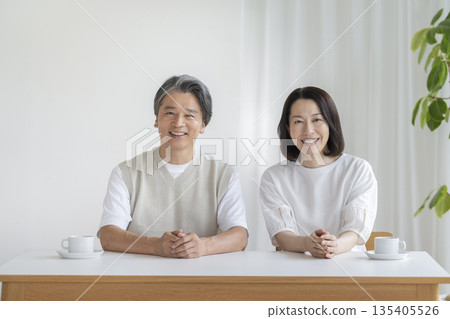 一對 50 多歲的夫婦對著鏡頭微笑 135405526