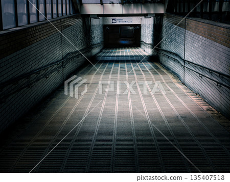 光線昏暗的地下通道入口 135407518