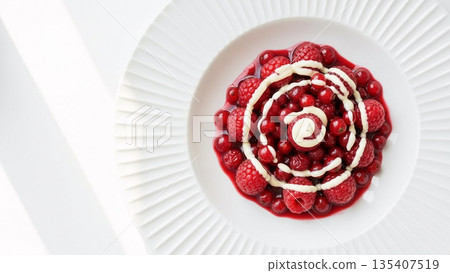 紅甜甜圈配上香草醬——一種填滿莓果的德國冷甜點 135407519
