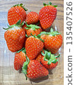 新鮮的草莓 135407526