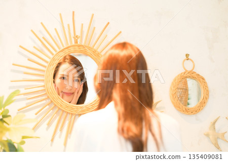 站立在鏡子前面的婦女 135409081