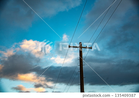 雲霧繚繞的鄉村裡的電線桿 135409387