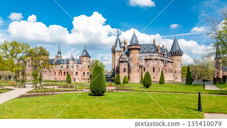 Castle de Haar Utrecht, view of De Haar Castle in Dutch Kasteel de Haar is located in Utrecht Netherlands the current buildings all built upon the original castle, date from 1892 Netherlands Castle de Haar Utrecht, view of De Haar Castle in Dutch Kasteel de Haar is located in Utrecht Netherlands the current buildings all built upon the original castle, date from 1892 Netherlands 135410079