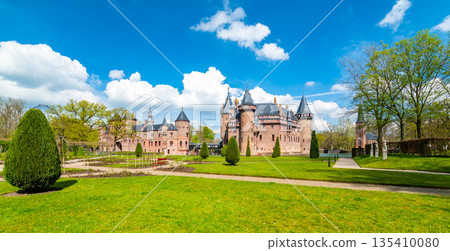 Castle de Haar Utrecht, view of De Haar Castle in Dutch Kasteel de Haar is located in Utrecht Netherlands the current buildings all built upon the original castle, date from 1892 Netherlands Castle de Haar Utrecht, view of De Haar Castle in Dutch Kasteel de Haar is located in Utrecht Netherlands the current buildings all built upon the original castle, date from 1892 Netherlands 135410080