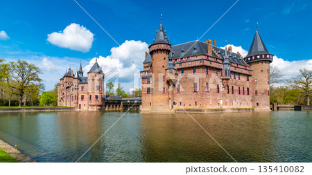 Castle de Haar Utrecht, view of De Haar Castle in Dutch Kasteel de Haar is located in Utrecht Netherlands the current buildings all built upon the original castle, date from 1892 Netherlands 135410082