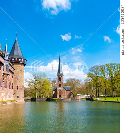 Castle de Haar Utrecht, view of De Haar Castle in Dutch Kasteel de Haar is located in Utrecht Netherlands the current buildings all built upon the original castle, date from 1892 Netherlands 135410084