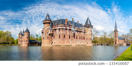 Castle de Haar Utrecht, view of De Haar Castle in Dutch Kasteel de Haar is located in Utrecht Netherlands the current buildings all built upon the original castle, date from 1892 Netherlands 135410087