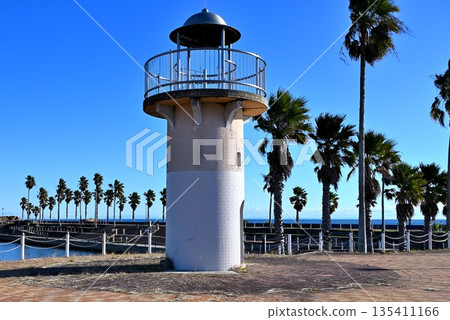 Photographing a white observation deck against a clear blue sky Photographing a white observation deck against a clear blue sky 135411166