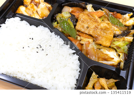 美味的中式便當,炒肉和蔬菜便當 美味的中式便當,炒肉和蔬菜便當 135411519
