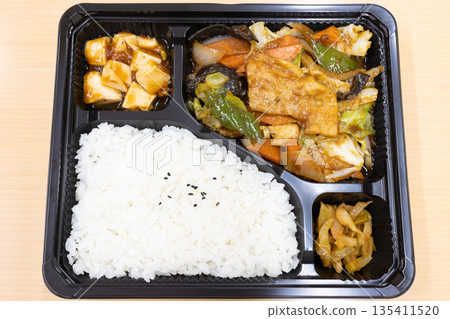 美味的中式便當,炒肉和蔬菜便當 美味的中式便當,炒肉和蔬菜便當 135411520